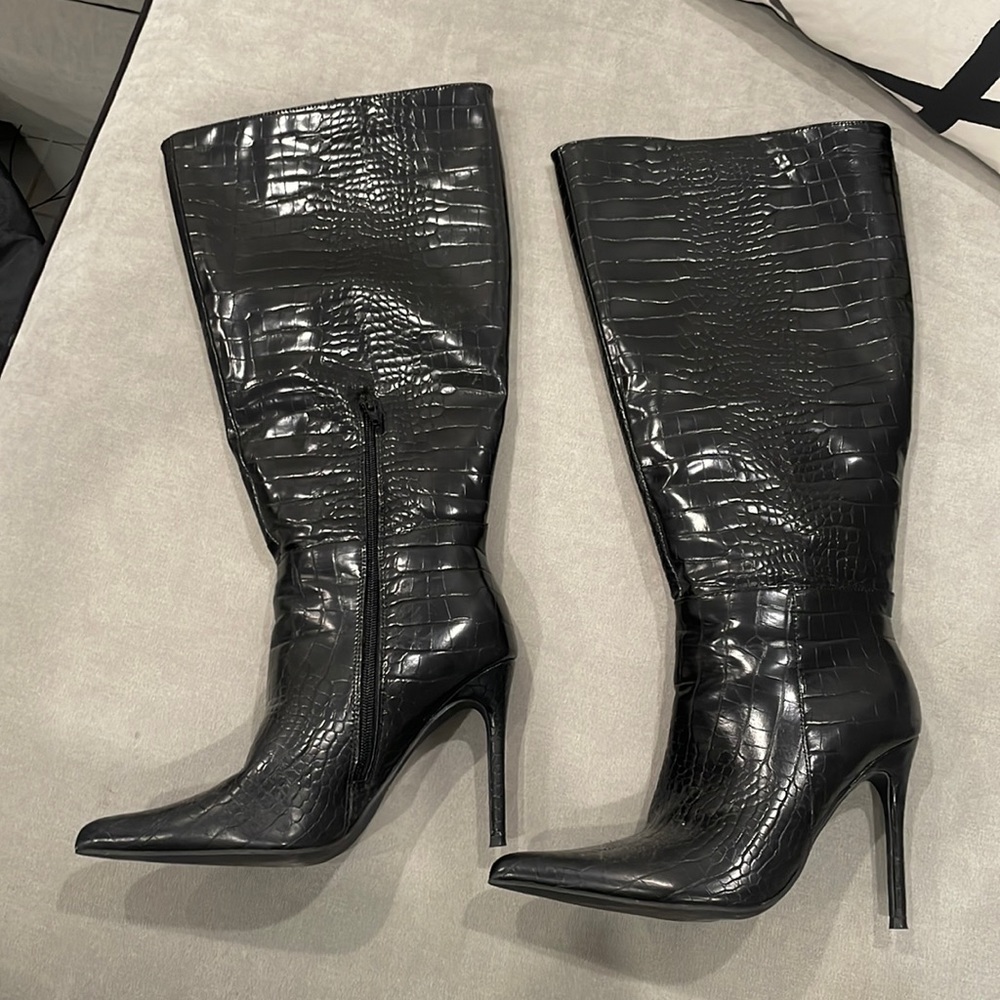 Women’s Tall Snakeskin Black Boots with heel and side zipper